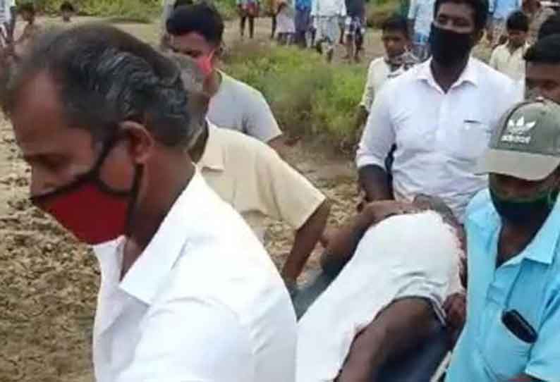 ராட்சத அலையில் சிக்கி படகு கவிழ்ந்தது