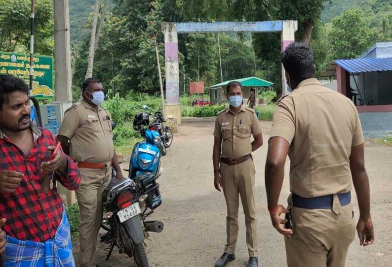 குண்டாறு அணை, அருவிகளுக்கு சுற்றுலா பயணிகள் செல்வதை தடுக்க போலீஸ் சோதனை சாவடி அமைப்பு