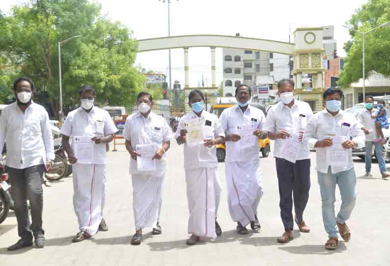 வாக்காளர் பட்டியல் அடிப்படையில் உள்ளாட்சி பணியாளர்கள் மூலம் பொதுமக்களுக்கு தடுப்பூசி டோக்கன் வழங்க வேண்டும்- பா.ம.க.வினர் கோரிக்கை