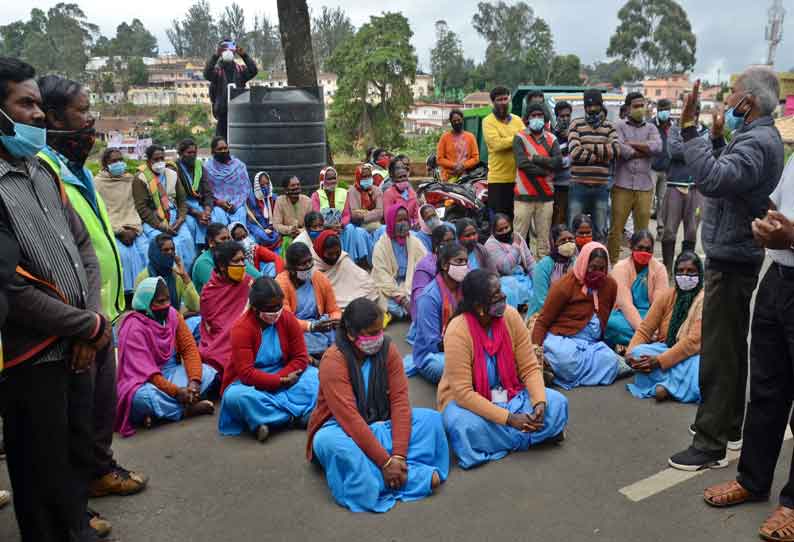 ஊட்டி நகராட்சி அலுவலகத்தில் தூய்மை பணியாளர்கள் காத்திருப்பு போராட்டம்