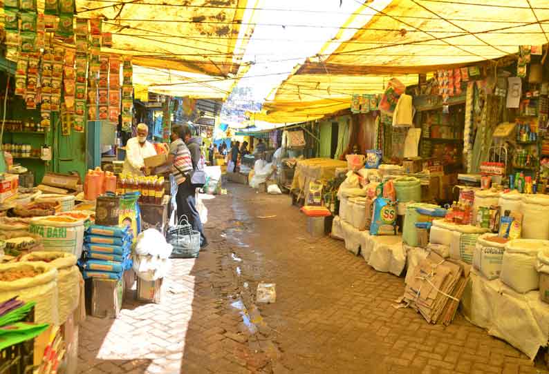 ஊட்டி, குன்னூர் பகுதிகளில் நகராட்சி மார்க்கெட்டில் சுழற்சி முறையில் கடைகள் திறப்பு