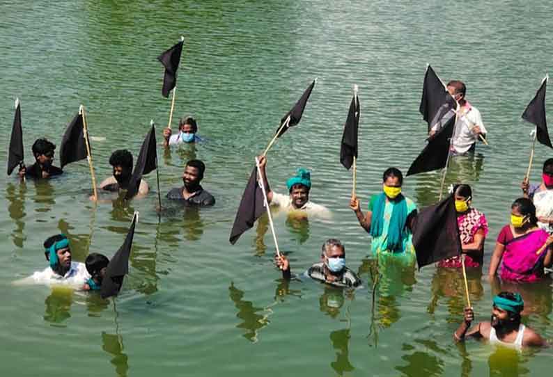 கருப்புக்கொடியுடன் காவிரி ஆற்றில் இறங்கி விவசாயிகள் போராட்டம்