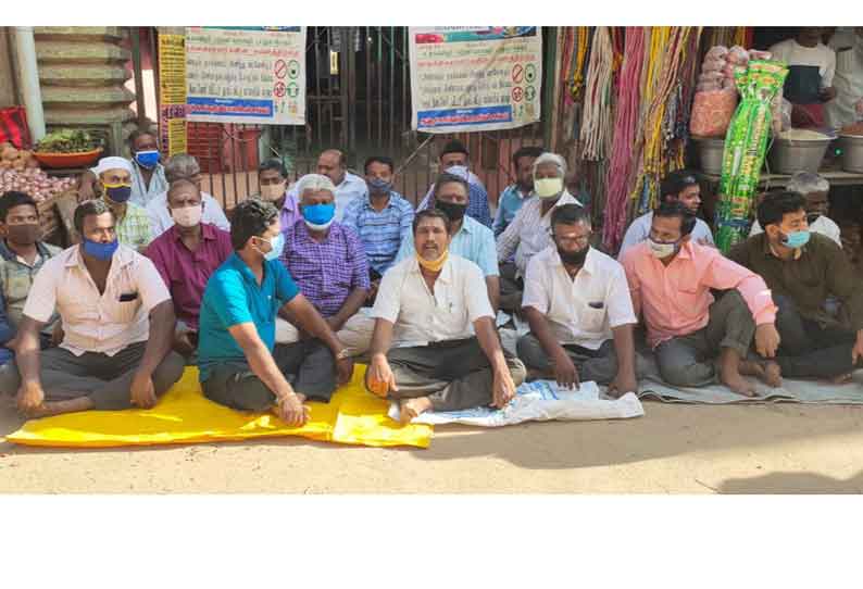 ஆம்பூரில் மார்க்கெட்டை திறக்கக்கோரி வியாபாரிகள் தர்ணா