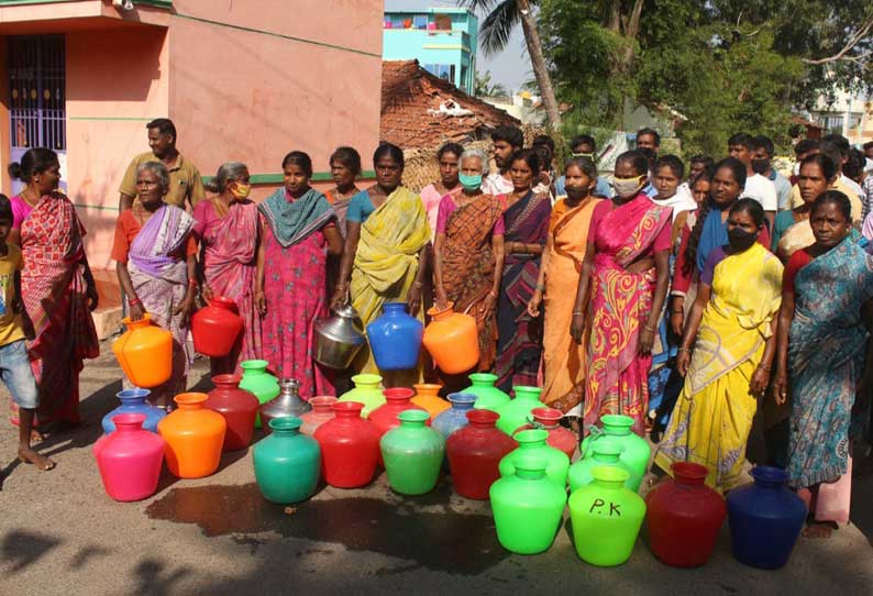 தர்மபுரி அருகே காலிக்குடங்களுடன் பெண்கள் மறியல் குடிநீர் பிரச்சினைக்கு தீர்வு காண கோரிக்கை