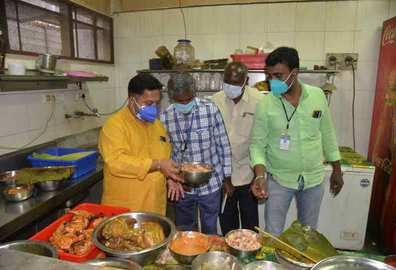 ஈரோட்டில் உள்ள தனியார் ஓட்டல்களில் உணவு பாதுகாப்பு அதிகாரி திடீர் சோதனை- தரமற்ற உணவுகள் அழிப்பு