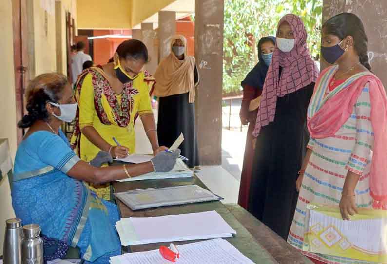 விண்ணப்பங்களை வாங்க ஆர்வத்துடன் வந்த மாணவ மாணவிகள்