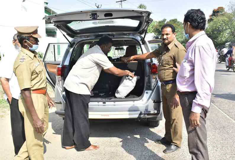 சட்டமன்ற தேர்தலை முன்னிட்டு ஈரோடு மாவட்ட எல்லைகளில் தீவிர வாகன சோதனை