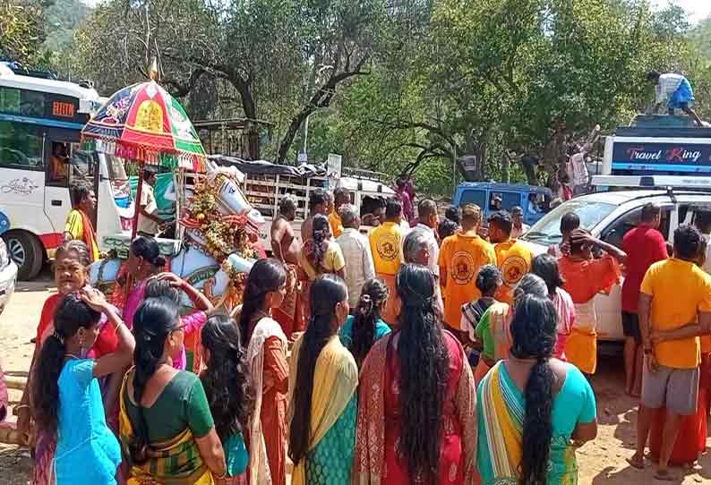 பவானிசாகர் அருகே அடர்ந்த வனப்பகுதியில் உள்ள ஆதிகருவண்ணராயர் பொம்மா தேவியார் கோவில் பவுர்ணமி விழா