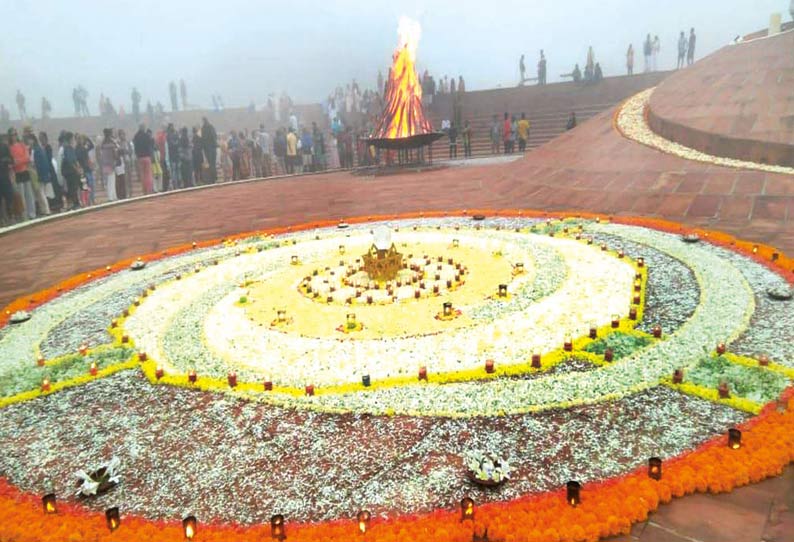 புதுவை ஆரோவில் சர்வதேச நகர உதய தினம்; தீ மூட்டி வெளிநாட்டினர் கூட்டு தியானம் 202103011611257147_Auroville-to-celebrate-anniversary-with-meditation_SECVPF