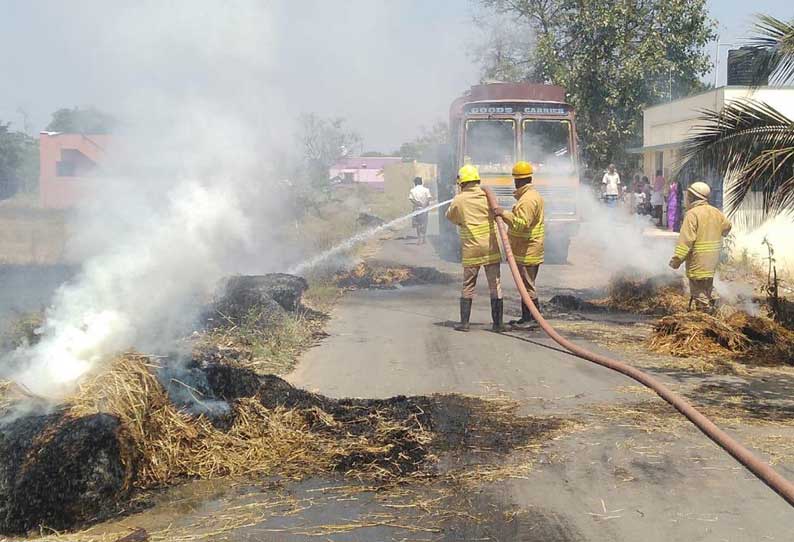 ஜோலார்பேட்டை அருகே  ஓடும் லாரியில் வைக்கோல் பாரம் எரிந்து நாசம்