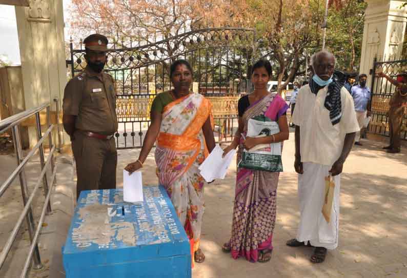 குறை தீ்ர்க்கும் கூட்டம் ரத்து; பெட்டியில் புகார் மனுக்களை போட்டுச் சென்ற பொதுமக்கள்