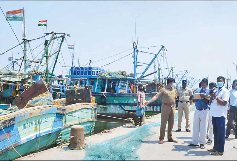 காசிமேடு மீன்பிடி துறைமுகத்தில் பைபர் படகுகள் கட்டும் இடத்தில் நிறுத்தி இருந்த விசைப்படகுகள் அகற்றம் - அதிகாரிகள் அதிரடி