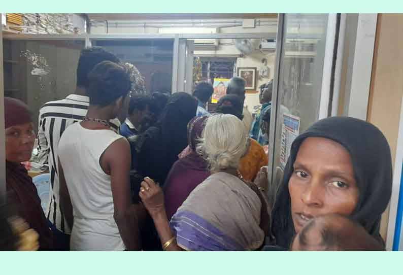 குடிநீர் வழங்கக்கோரி வேலூர் மாநகராட்சி 4-வது மண்டல அலுவலகத்தை பொதுமக்கள் முற்றுகை