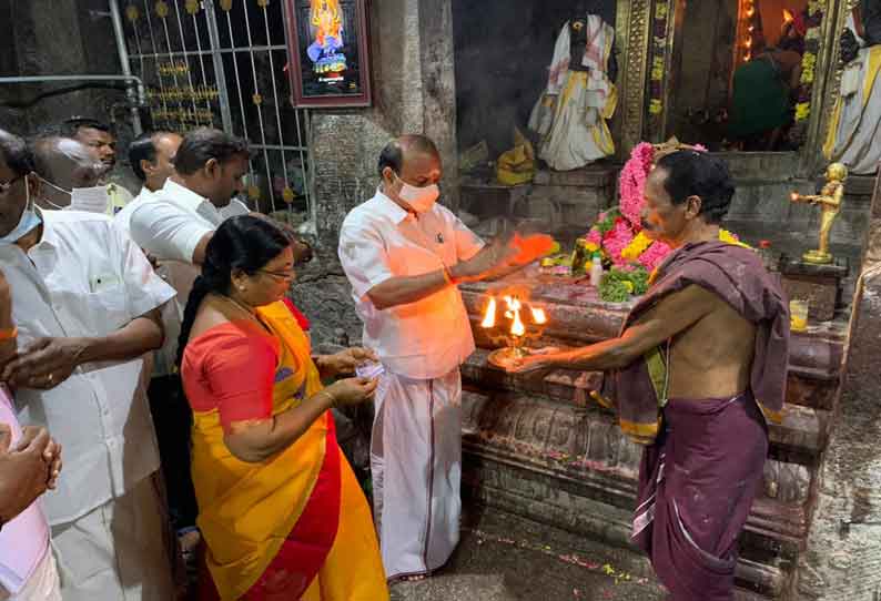 கழுகுமலை கழுகாசலமூர்த்தி கோவிலில்  அமைச்சர் கடம்பூர் ராஜூ சாமி தரிசனம்