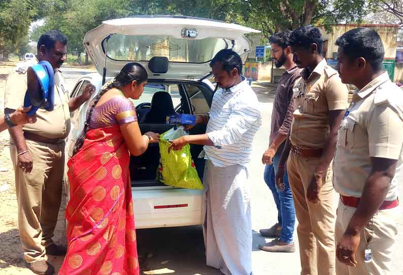 உடுமலை அருகே பறக்கும்படை சோதனை: காரில் வந்த பெண்ணிடம் ரூ.2 லட்சம் சிக்கியது உரிய ஆவணம் இருந்ததால் திருப்பி ஒப்படைப்பு