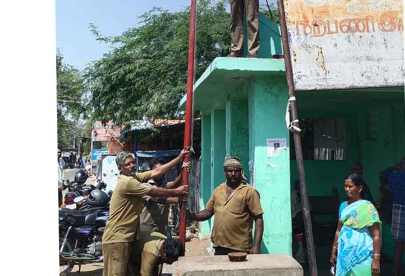 குமரலிங்கத்தில்  அரசியல் கட்சிகளின் கொடிக்கம்பங்கள் அகற்றம் விதிகளை மீறி சுவர் விளம்பரம் செய்ததால் தி.மு.க.வினர் மீது வழக்குப்பதிவு