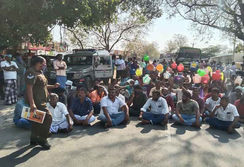 குழாய் உடைப்பால் குடிநீர் வினியோகம் பாதிப்பு காலிக்குடங்களுடன் பொதுமக்கள் சாலை மறியல்