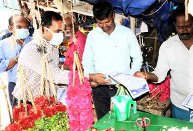 பொதுமக்களிடம் விழிப்புணர்வு துண்டு பிரசுரம் வழங்கிய கலெக்டர்