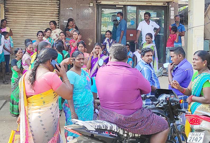 ஆதார் அட்டை பெற காத்திருந்தவர்கள் ஊழியருடன் வாக்குவாதம் ஆதார் அட்டை பெற காத்திருந்தவர்கள் ஊழியருடன் வாக்குவாதம்