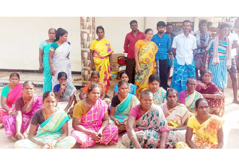 சாலையோரத்தில் கிராம மக்கள் காத்திருப்பு போராட்டம் சாலையோரத்தில் கிராம மக்கள் காத்திருப்பு போராட்டம்