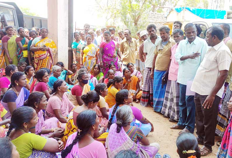 கோரிக்கைகளை நிறைவேற்றாவிட்டால் காலவரையற்ற வேலை நிறுத்த போராட்டம்; துப்புரவு பணியாளர்கள் கூட்டத்தில் தீர்மானம் கோரிக்கைகளை நிறைவேற்றாவிட்டால் காலவரையற்ற வேலை நிறுத்த போராட்டம்; துப்புரவு பணியாளர்கள் கூட்டத்தில் தீர்மானம்