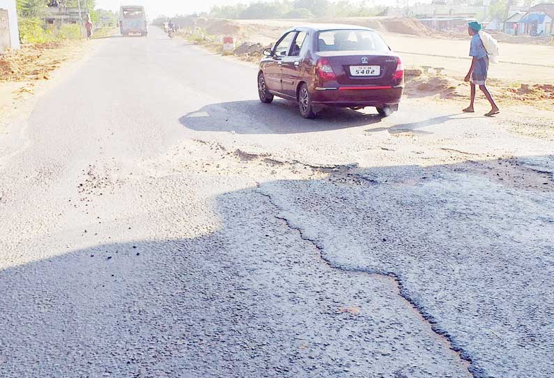 தேசிய நெடுஞ்சாலையில் உள்ள பள்ளத்தால் விபத்தில் சிக்கும் வாகன ஓட்டிகள் தேசிய நெடுஞ்சாலையில் உள்ள பள்ளத்தால் விபத்தில் சிக்கும் வாகன ஓட்டிகள்
