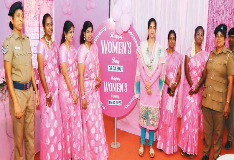 மகளிர் தினத்தை முன்னிட்டு இளஞ்சிவப்பு நிறத்தில் அமைக்கப்பட்ட வாக்குச்சாவடி மையம்