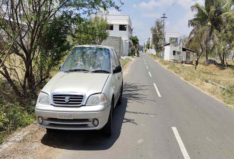 சென்னிமலையில் ேராட்டோரம் 5 நாட்களாக கேட்பாரற்று நிற்கும் கார்