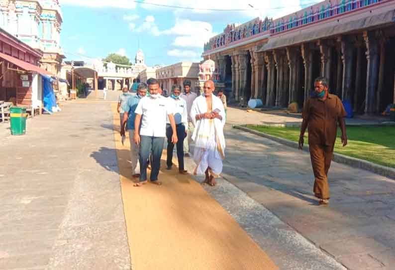 ஸ்ரீரங்கம் ரெங்கநாதர் கோவிலில் வெயிலின் தாக்கத்தை போக்க தரைவிரிப்புகள்