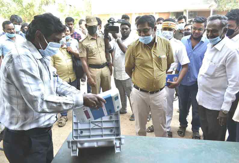 ஈரோட்டில் இருந்து 8 சட்டமன்ற தொகுதிகளுக்கு வாக்குப்பதிவு எந்திரங்கள் அனுப்பி வைப்பு- கலெக்டர் கதிரவன் பார்வையிட்டார்