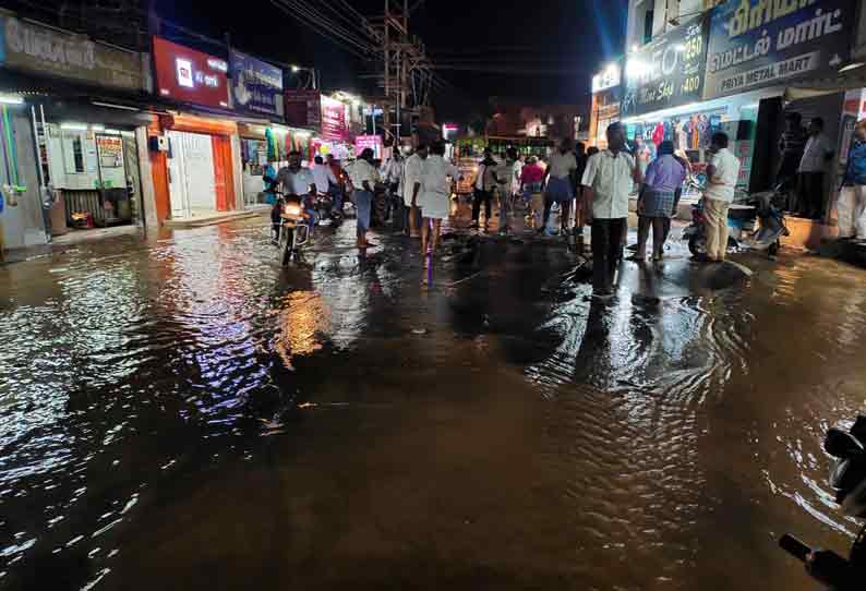 சத்தியமங்கலத்தில் குழாய் உடைந்து ஆறாக ஓடிய குடிநீர்