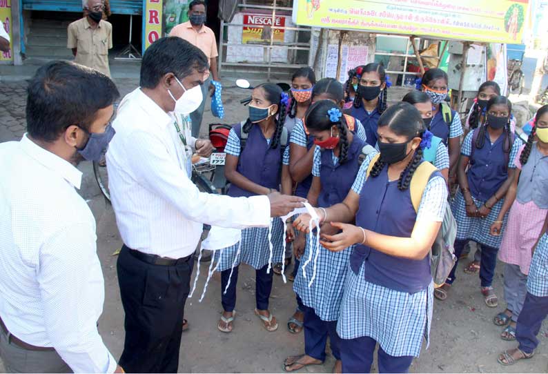 சேலம் மாநகராட்சி சார்பில் மாணவிகளுக்கு முக கவசம் ஆணையாளர் ரவிச்சந்திரன் வழங்கினார்