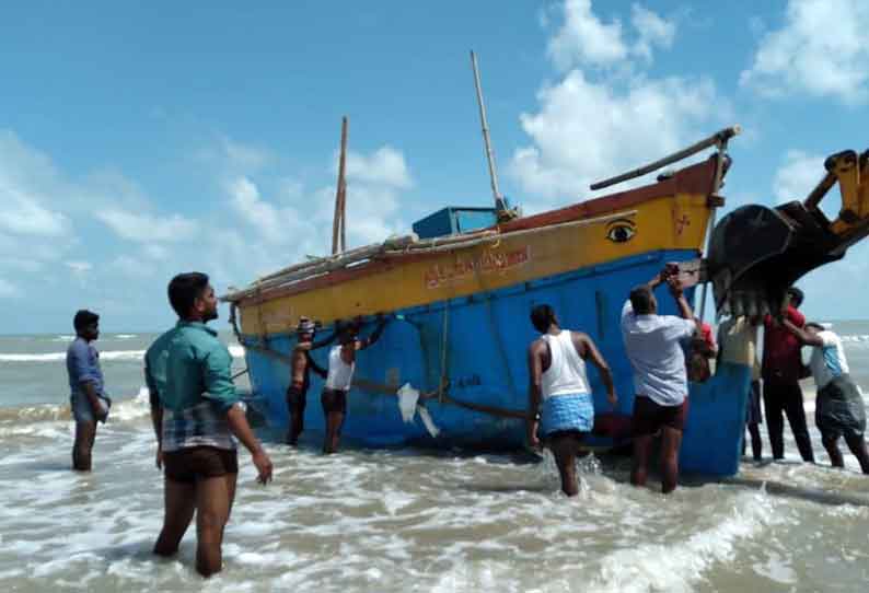 கடல் சேற்றில் சிக்கியிருந்த படகு மீட்பு