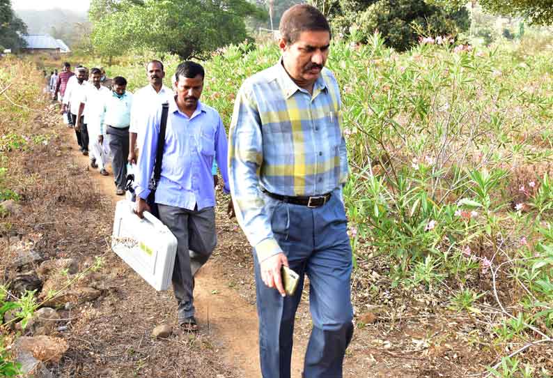 போதமலையில் வாக்குச்சாவடிகளை ஆய்வு செய்ய மலைப்பாதையில் 5 கி.மீட்டர் நடந்து சென்ற கலெக்டர்