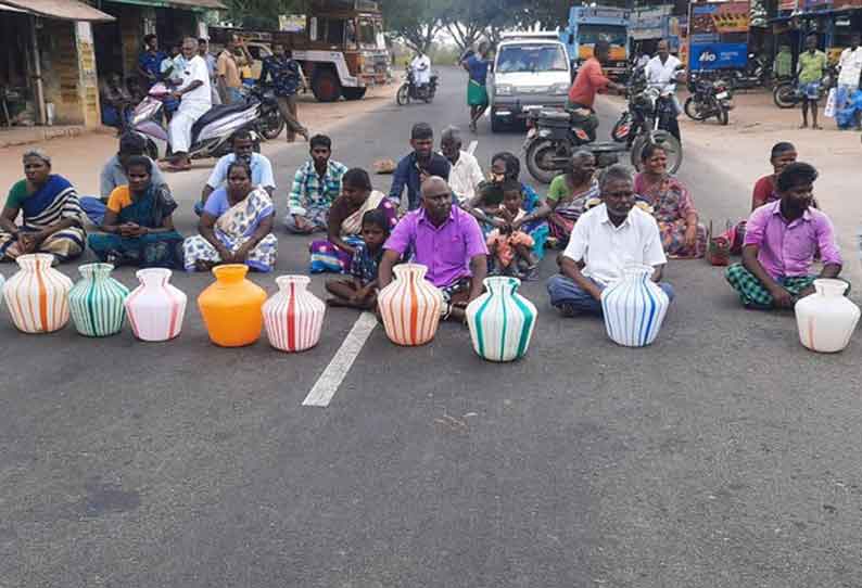 வையம்பட்டி அருகே முறையான குடிநீர் வழங்கிடக்கோரி  கிராம மக்கள் காலிக்குடங்களுடன் சாலை மறியல்