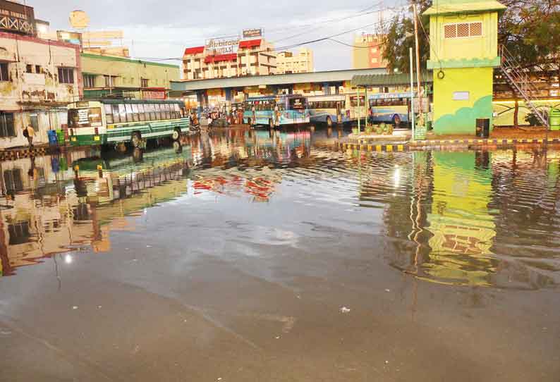 திருச்சியில் இடி-மின்னலுடன் கொட்டித்தீர்த்த மழை பொதுமக்கள் மகிழ்ச்சி