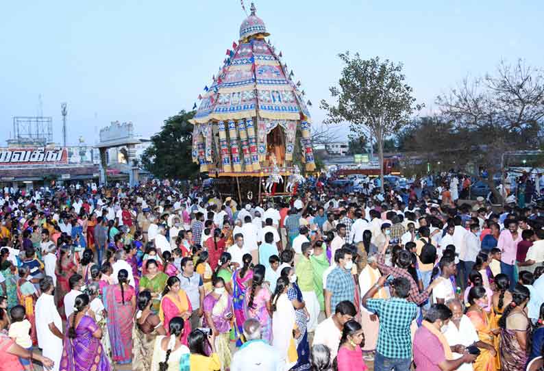 வெள்ளகோவில் வீரக்குமாரசாமி கோவில் தேரோட்டம்  ஆயிரக்கணக்கான பக்தர்கள் கலந்து கொண்டு சாமி தரிசனம்