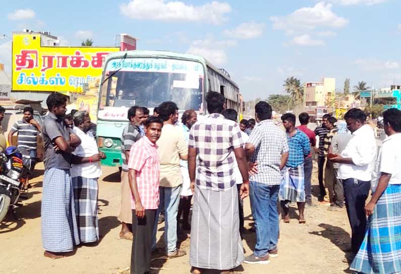 தார் சாலை அமைக்க கோரி பொதுமக்கள் மறியல்