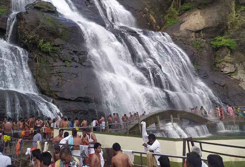 மேற்கு தொடர்ச்சி மலையில் பலத்த மழை:  குற்றாலம் அருவிகளில் நீர்வரத்து அதிகரிப்பு