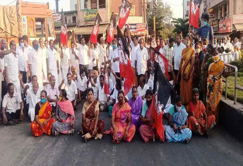 தோப்புவெங்கடாசலம் எம்.எல்.ஏ.வுக்கு சீட் மறுப்பு பெருந்துறையில் அ.தி.மு.க.வினர் சாலை மறியல்