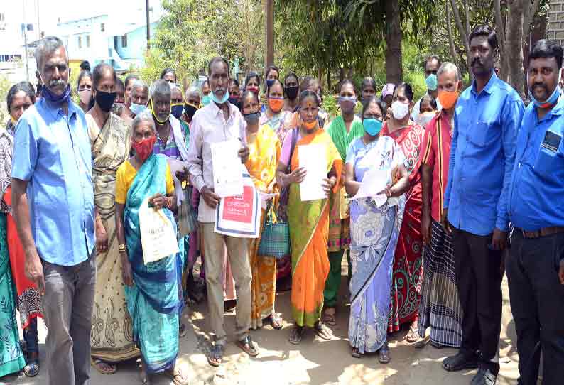 மின்சார வசதி கேட்டு மின்வாரிய அலுவலகத்தில் குவிந்த பொதுமக்கள்; அதிகாரி பேச்சுவார்த்தைக்கு பின்னர் கலைந்து சென்றனர்