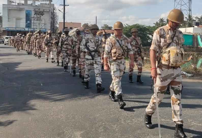 திருச்செங்கோட்டில் எல்லை பாதுகாப்பு படையினர் கொடி அணிவகுப்பு