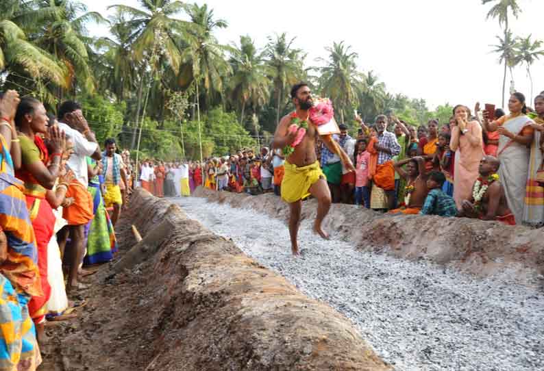 பக்தர்கள் குண்டம் இறங்கினர்