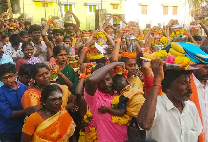 பால்குடம் எடுத்து ஊர்வலமாக சென்ற பக்தர்கள்