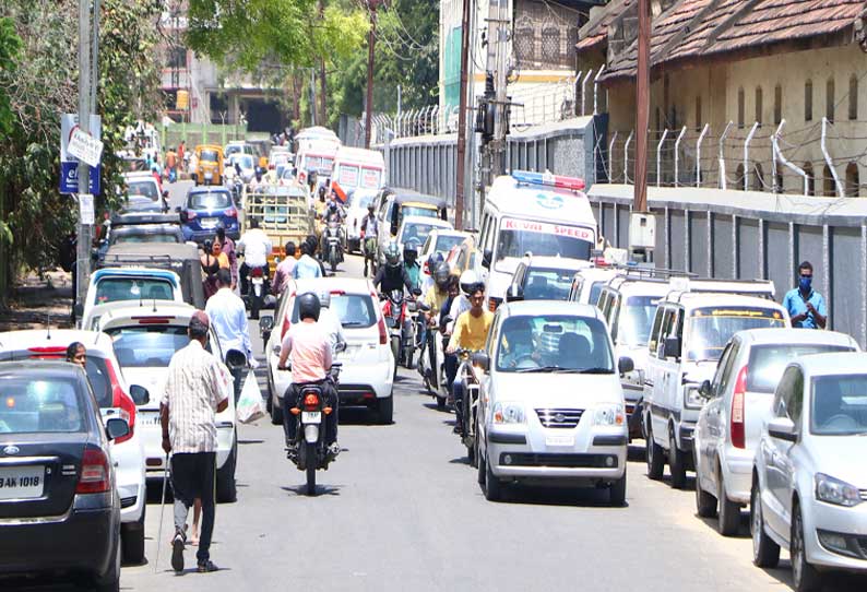 கோவை அரசு கலைக்கல்லூரி சாலையில் போக்குவரத்து நெரிசல்