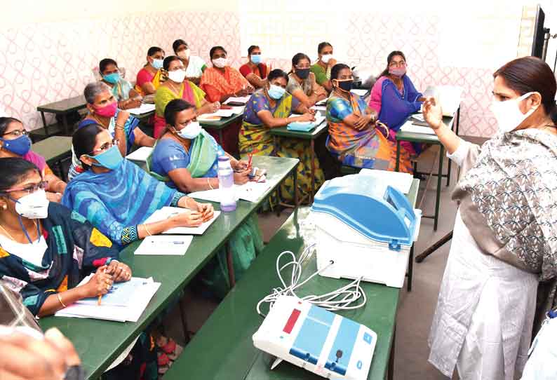 கரூர் மாவட்டத்தில் பணிபுரியும் வாக்குச்சாவடி தலைமை அலுவலர்களுக்கான பயிற்சி