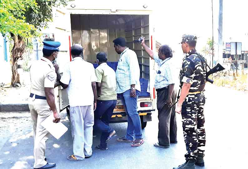 சட்டமன்ற தேர்தலையொட்டி கரூரில் பல்வேறு இடங்களில் தீவிர வாகன சோதனை