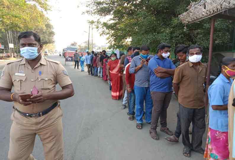 புஞ்சைபுளியம்பட்டி சோதனை சாவடியில் கொரோனா பரிசோதனைக்கு  காத்திருந்த தொழிலாளர்கள்