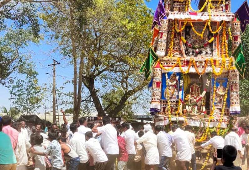 தேன்கனிக்கோட்டை அருகே, மாதேஸ்வரா சாமி கோவில் தேரோட்டம்  - எருது விடும் விழாவில் மாடு முட்டி 30 பேர் காயம்