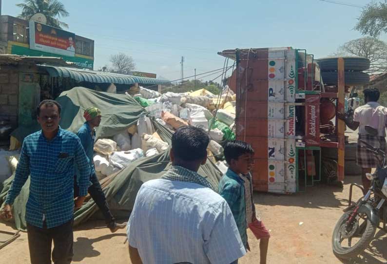 ஊத்தங்கரை அருகே லாரி கவிழ்ந்து தாய்-மகள் படுகாயம்